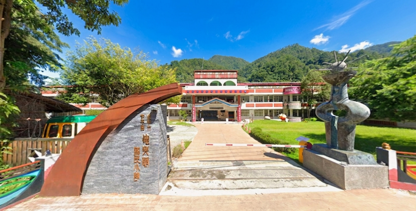 德芙蘭國小校門與泰雅族圖騰