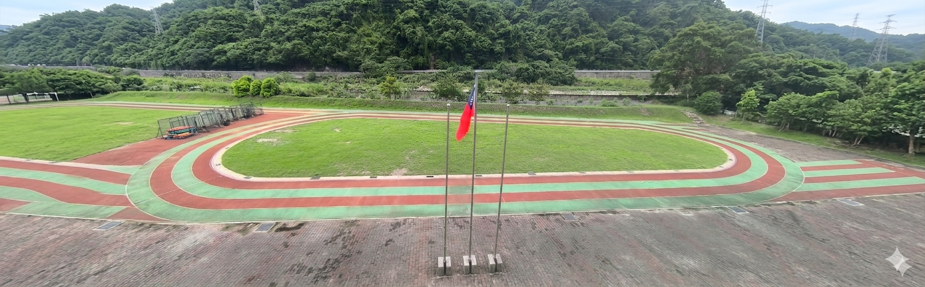德芙蘭國小高海拔操場剪影，展現文武雙全氣勢